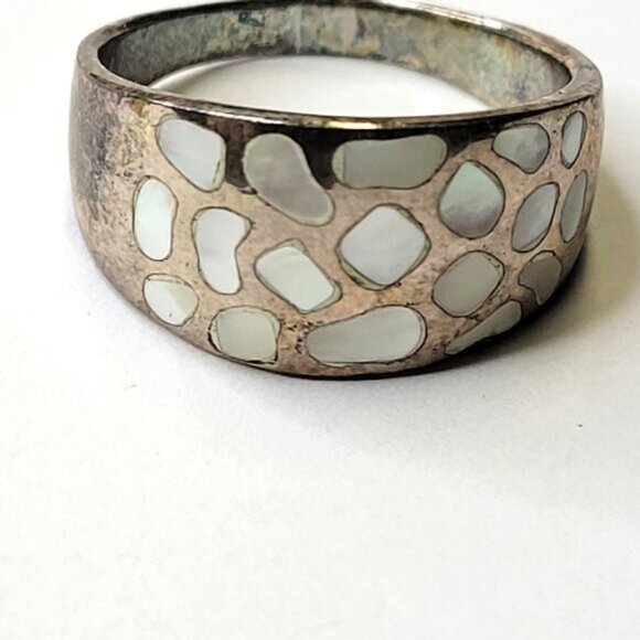 Vintage Silver and Mother of Pearl Ring Size 9 - Picture 3 of 15